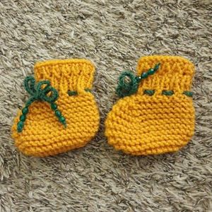 #545NWT Baby unisex booties. Size:0-3months